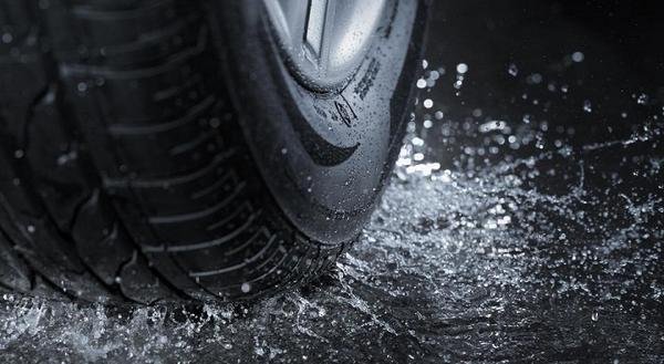 Cómo conducir bajo la lluvia con total seguridad