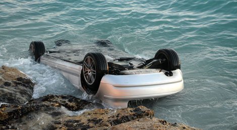 Qué hacer si tu coche cae al agua