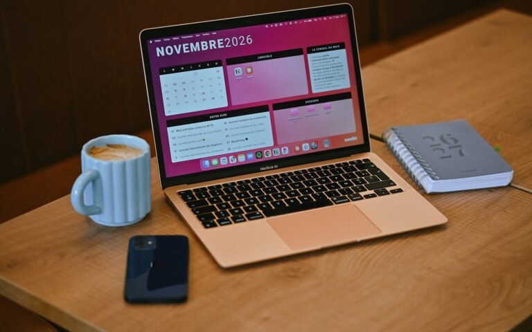 Portátil con un calendario y un café