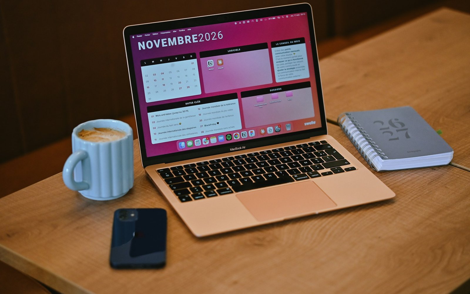 Portátil con un calendario y un café