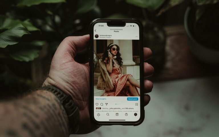 Mano sosteniendo un móvil con un perfil de Instagram