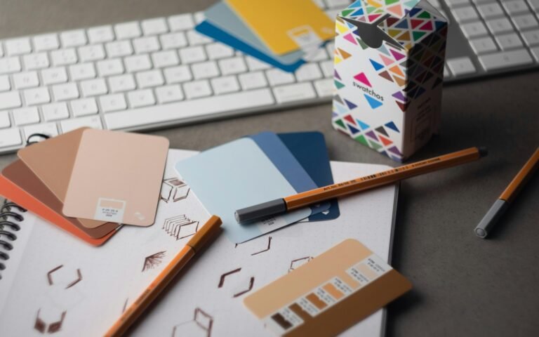 Mesa de trabajo con muestras de color