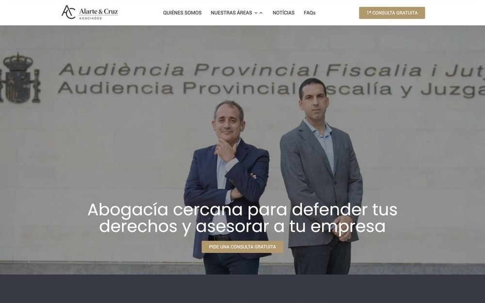 Web de Alarte & Cruz Asociados con fotos del equipo y descripción de sus áreas de trabajo